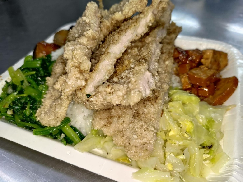 【東海商圈】張家飯館│比臉還要大的炸排骨，餐盤都裝不下了~用