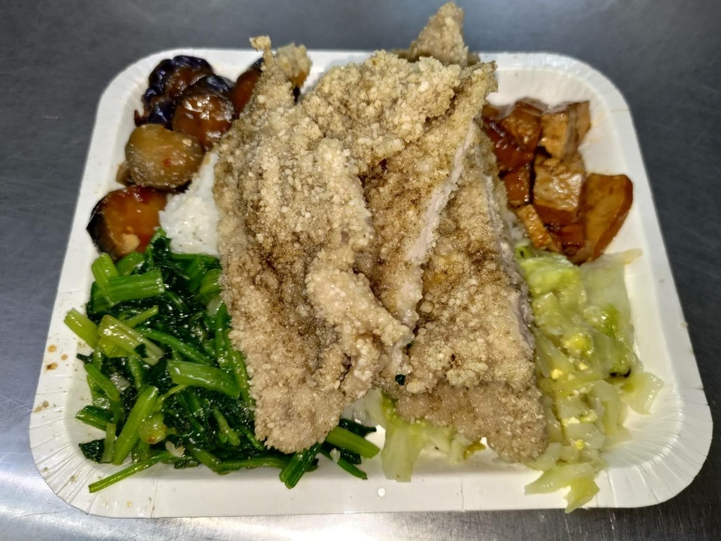 【東海商圈】張家飯館│比臉還要大的炸排骨，餐盤都裝不下了~用