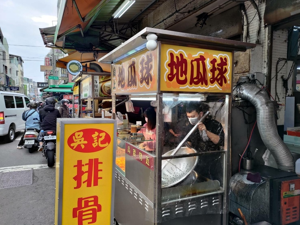 【台中西區】向上地瓜球│中美街夜市，大顆又飽滿的地瓜球，外酥