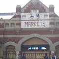 Fremantle market到了，十點才開門，大家都在外面等