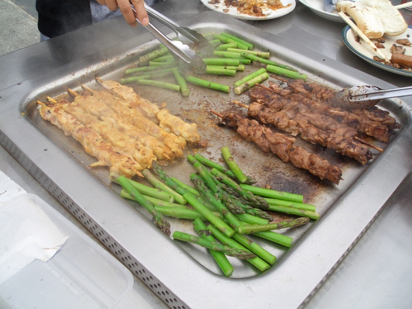 炒蘆筍及不同口味的雞肉串