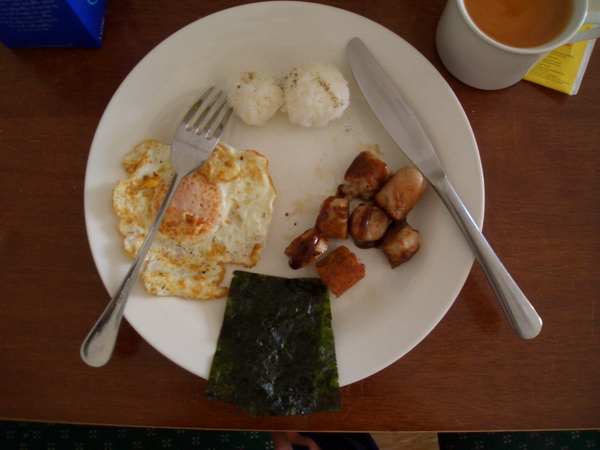 早餐：半熟荷包蛋，義式香腸及海苔包飯，紅茶及柳橙汁