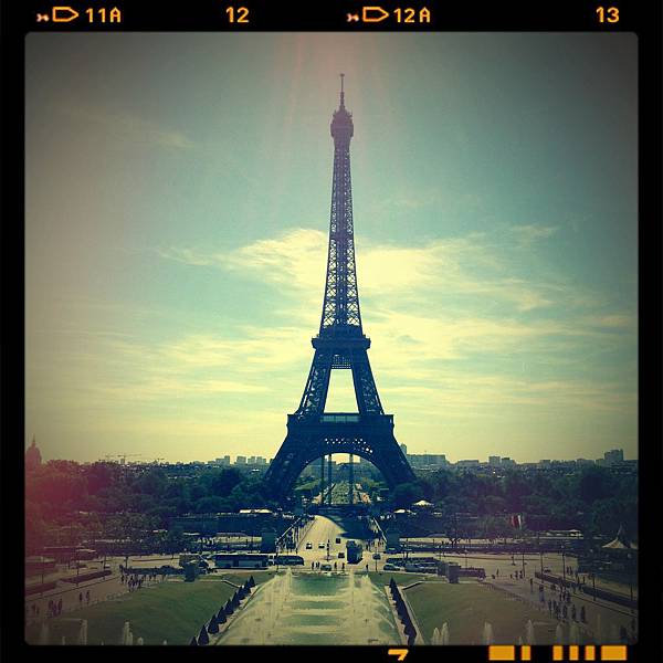 巴黎鐵塔長得好可愛啊!!怎麼拍怎麼好看~~