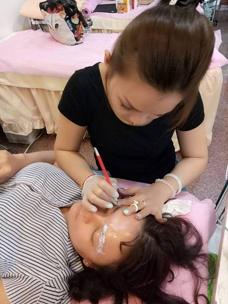 大小姐美容美體工作室_201118_11 霧眉上麻藥