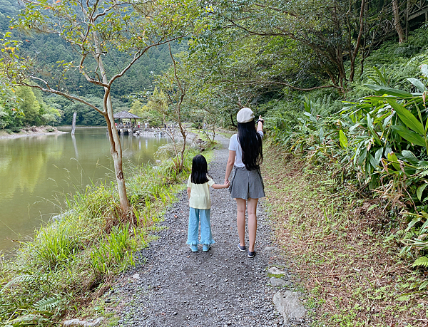 【親子旅遊】宜蘭明池山莊一泊二食：此生必去仙境夢幻湖（含小木