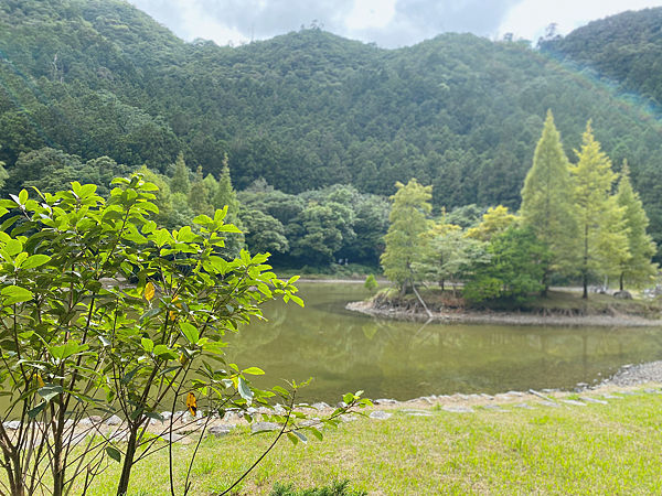 【親子旅遊】宜蘭明池山莊一泊一食：此生必去仙境夢幻湖（含小木