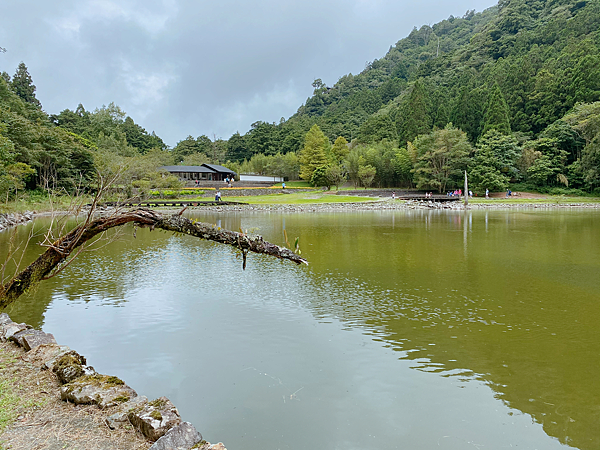 【親子旅遊】宜蘭明池山莊一泊一食：此生必去仙境夢幻湖（含小木