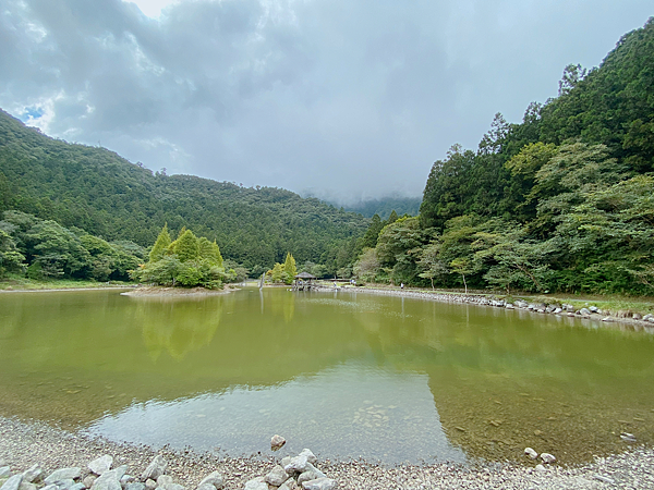 【親子旅遊】宜蘭明池山莊一泊二食：此生必去仙境夢幻湖（含小木