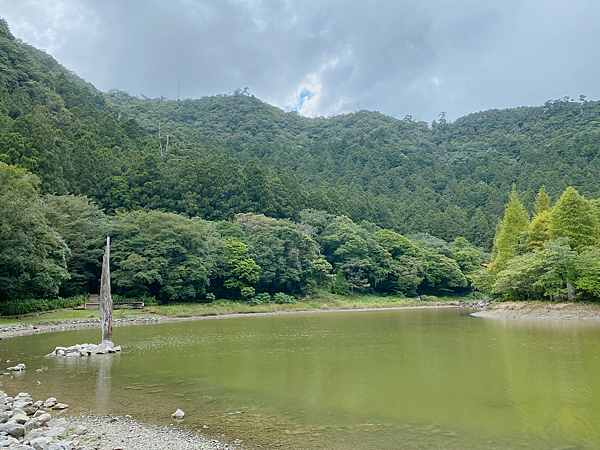 【親子旅遊】宜蘭明池山莊一泊二食：此生必去仙境夢幻湖（含小木