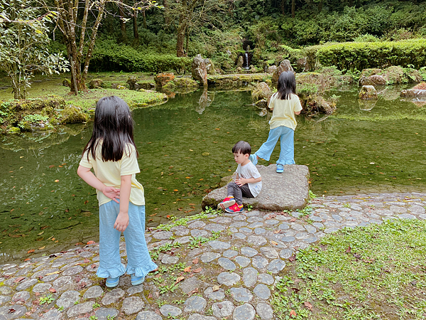 【親子旅遊】宜蘭明池山莊一泊二食：此生必去仙境夢幻湖（含小木