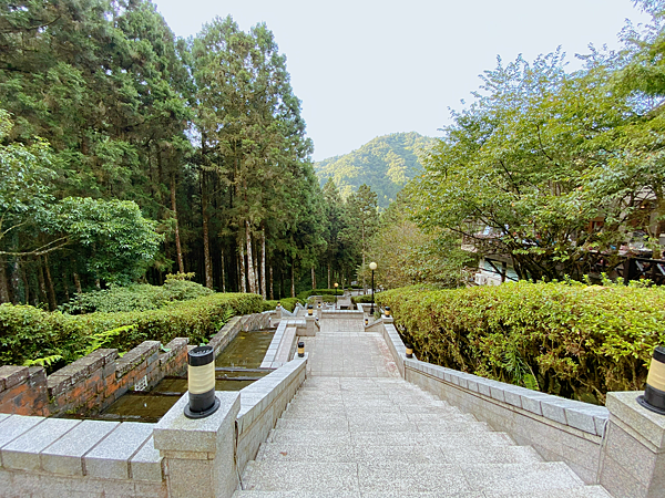 【親子旅遊】宜蘭明池山莊一泊二食：此生必去仙境夢幻湖（含小木