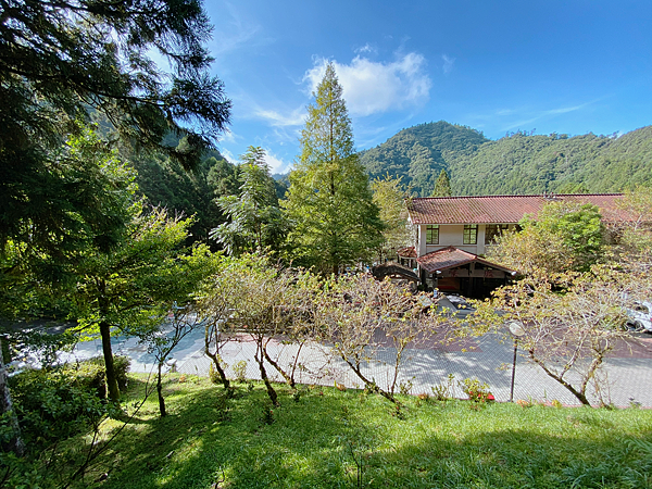 【親子旅遊】宜蘭明池山莊一泊一食：此生必去仙境夢幻湖（含小木