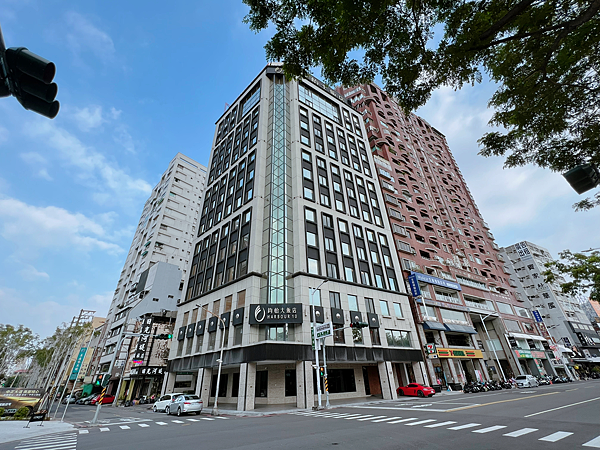 【團購】高雄鈞怡大飯店，無敵愛河河景＋百坪賽車場遊戲室＋下午