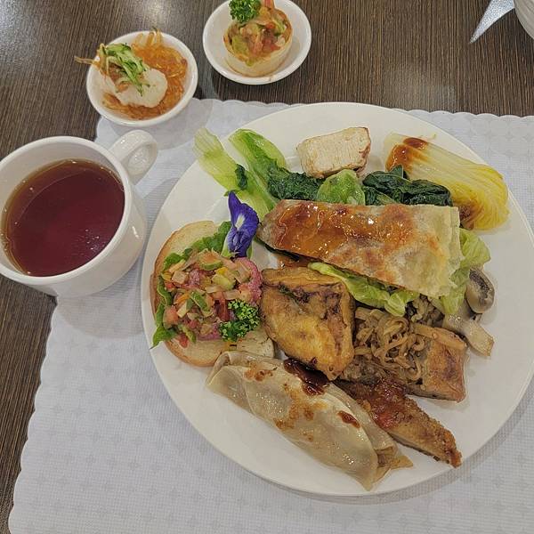 蓮荷創意蔬素食百匯餐廳 | 台中北屯素食吃到飽 上百道創意異