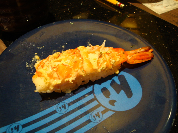 吃掉一隻的蝦壽司盤