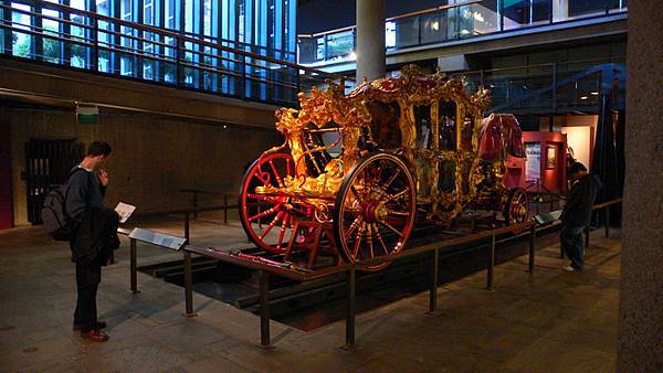 800px-Museum_of_London_interior_Lord_Mayors_Coach.jpg