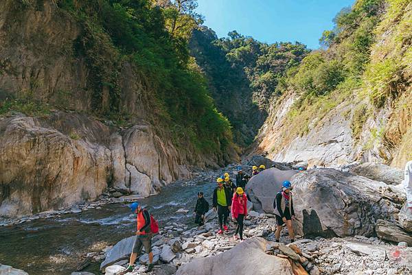 09 屏東祕境_哈尤溪_七彩岩壁_野溪溫泉_大武部落.jpg