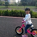 妹妹去騎push bike