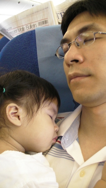 在飛機上妹妹很乖地睡著了 不過只有一個小時