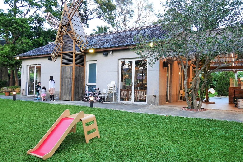 台北陽明山 咖啡廳 隱於林間的白色鐘塔與風車庭園 天使分享咖啡廳angels Share Cafe Maggie的吃喝玩樂地圖 痞客邦