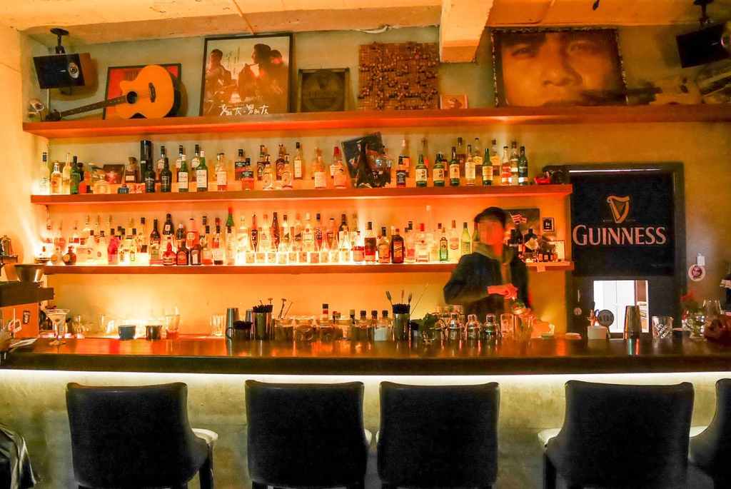 台北士林酒吧-老屋中。暈黃微醺夜☽榕RON Cafe&Bar -我的生活．快樂提案
