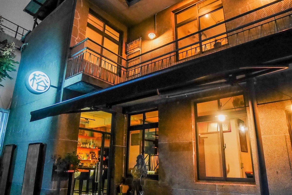 台北士林酒吧-老屋中。暈黃微醺夜☽榕RON Cafe&Bar -我的生活．快樂提案