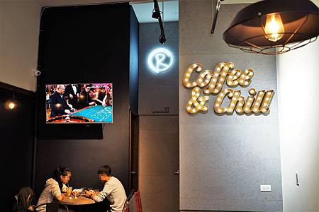 【台北芝山站 | 咖啡廳】感覺Chill且迷人的大人味咖啡廳☞路口加啡 Caffe'Rue