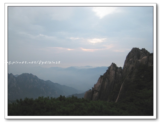 被雲層遮住的玉屏日出