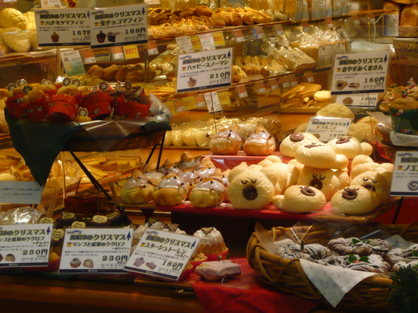 新宿地下街的麵包店，擺著可愛的聖誕麵包