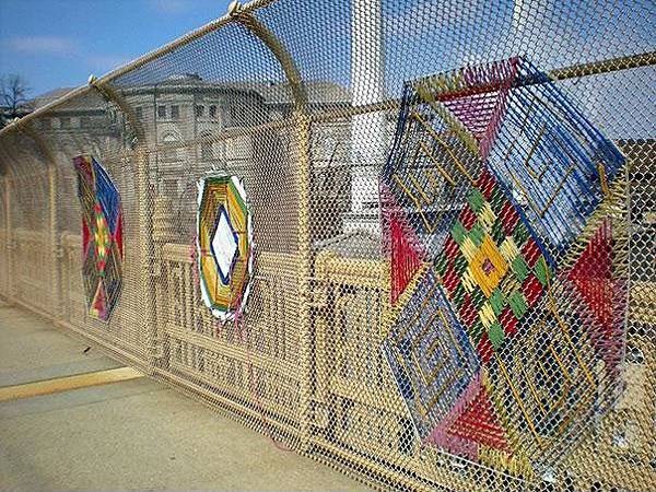 yarn-bombing-knitted-fence