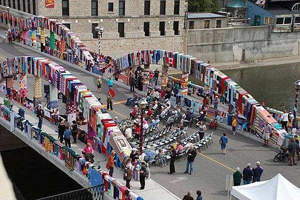 yarn-bombing-knitted-bridge1