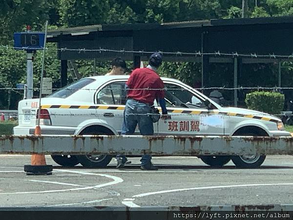 計程車車行（非車隊）領取「受雇單」，與計程車行簽靠行合約書，