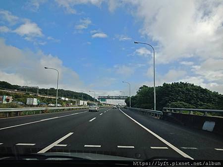 計程車執業範圍爲分區不得跨區，可以載客人跨區，但請空車回營業