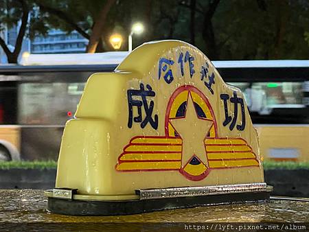 [多元計程車］女乘客一上車就一直趕時間！