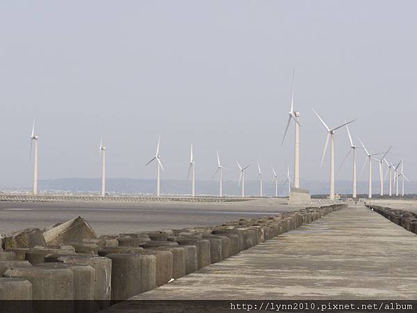 台中海邊  風車與防波石