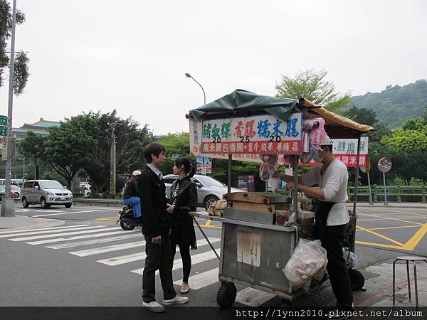 故宮羅浮宮珍藏展-大門右前前方的小吃攤