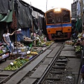 3.MaeKlong Train Market美功鐵路市場 (33)