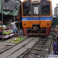 3.MaeKlong Train Market美功鐵路市場 (34)