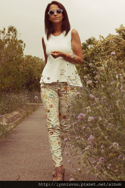 round-h-m-sunglasses-peplum-h-m-top-floral-print-pull-bear-pants_400