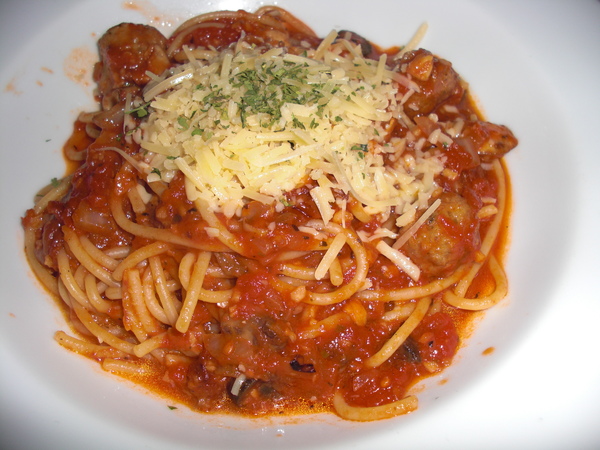 (20081010)R的義式臘腸..其實就是義大利麵+meat ball.JPG