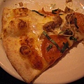 20090102)我喜歡這個pizza..雖然是有點鹹..但真好吃.JPG