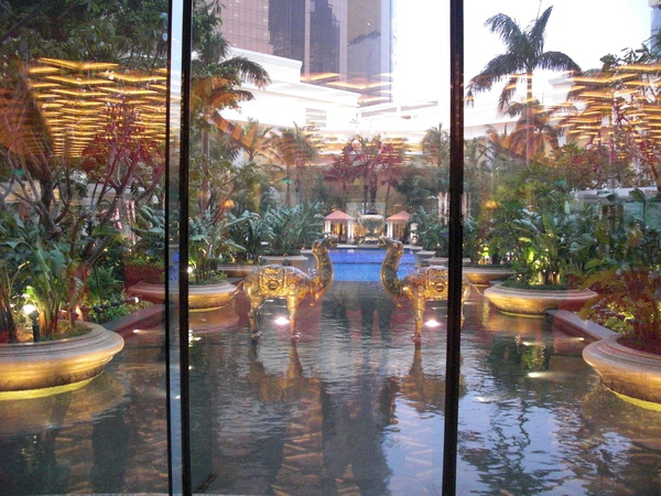 20090221) 永利_Lisa 說這裡的造景比Vegas讚.JPG