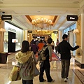 20090221) 永利_前面兩位男士志同道合..趕著去casino.JPG