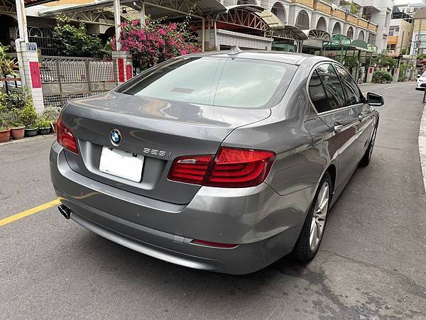 售2012年式鐵灰色總代理BMW F10 528i 3.0直