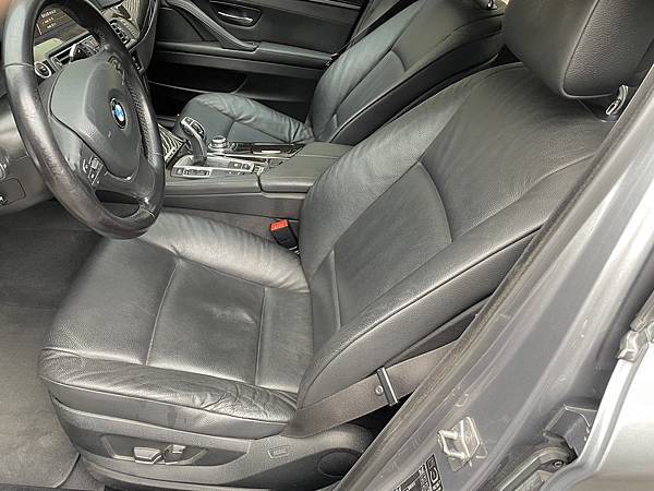 售2012年式鐵灰色總代理BMW F10 528i 3.0直