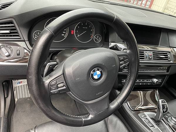 售2012年式鐵灰色總代理BMW F10 528i 3.0直