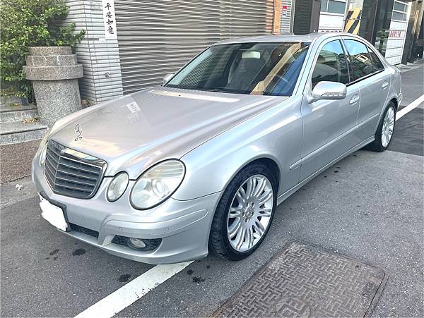 2007年式小改款無SBC煞車系統的銀色W211 E200K