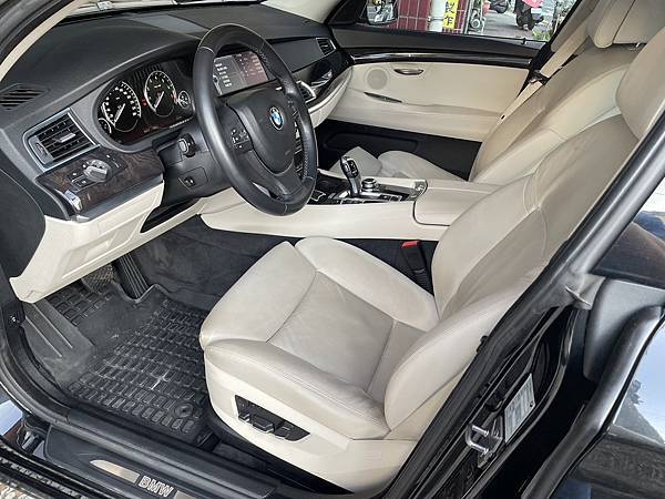 2011年式黑色總代理BMW 535iGT 3.0 試車文