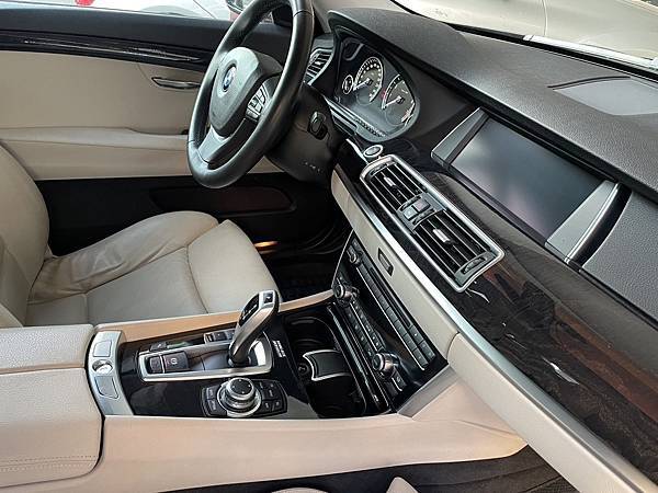 2011年式黑色總代理BMW 535iGT 3.0 試車文