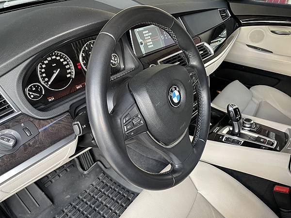 2011年式黑色總代理BMW 535iGT 3.0 試車文